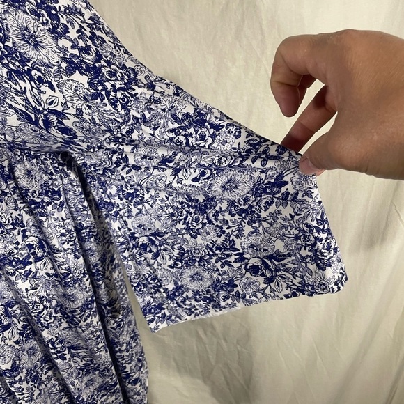 Gimmick Purple and White Floral Raw Hem V Neck Flowy Blouse SZ XS - Picture 5 of 8